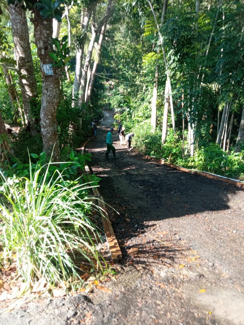 Sambut Idul Adha, Warga Sangkrek Kerja Bakti Mengecor Jalan